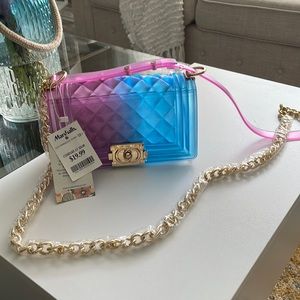 Cute 2 toned bag. With gold clamp closure.